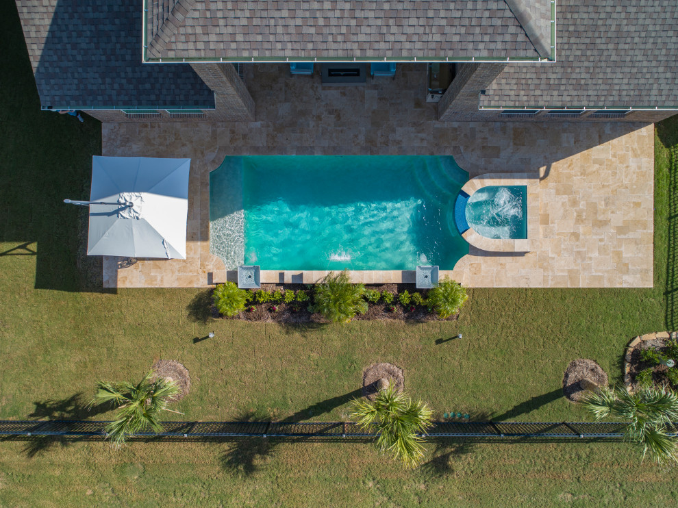 Esempio di una piccola piscina minimalista rettangolare dietro casa con pedane
