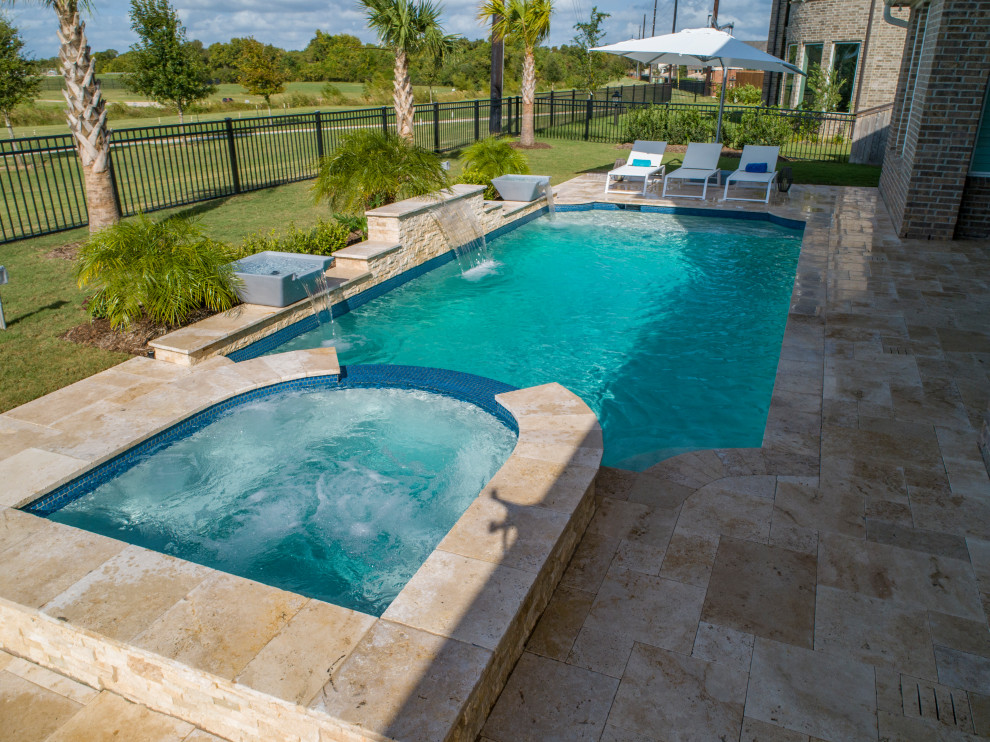 Foto di una piccola piscina moderna rettangolare dietro casa con pedane