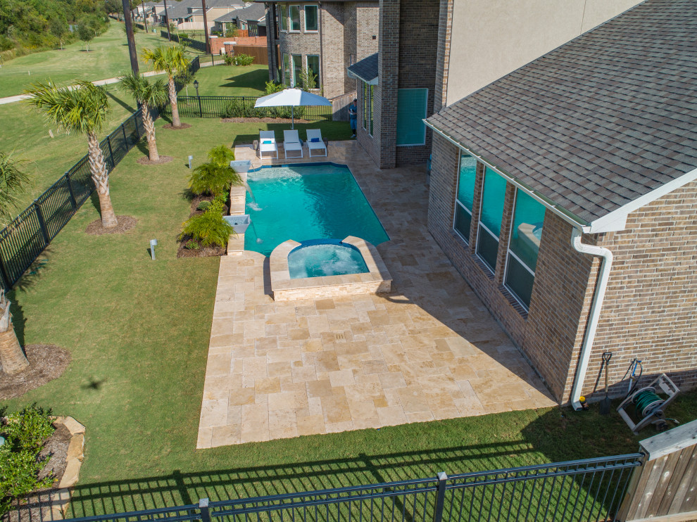 Exemple d'une petite piscine arrière moderne rectangle avec une terrasse en bois.