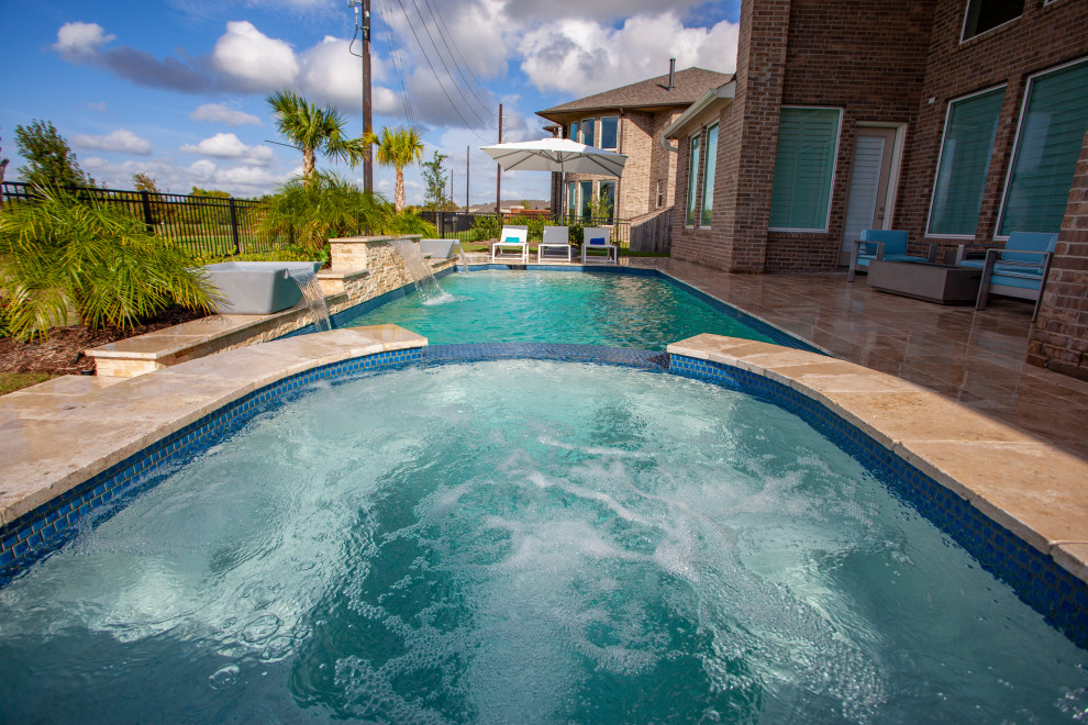 Immagine di una piccola piscina minimalista rettangolare dietro casa con pedane