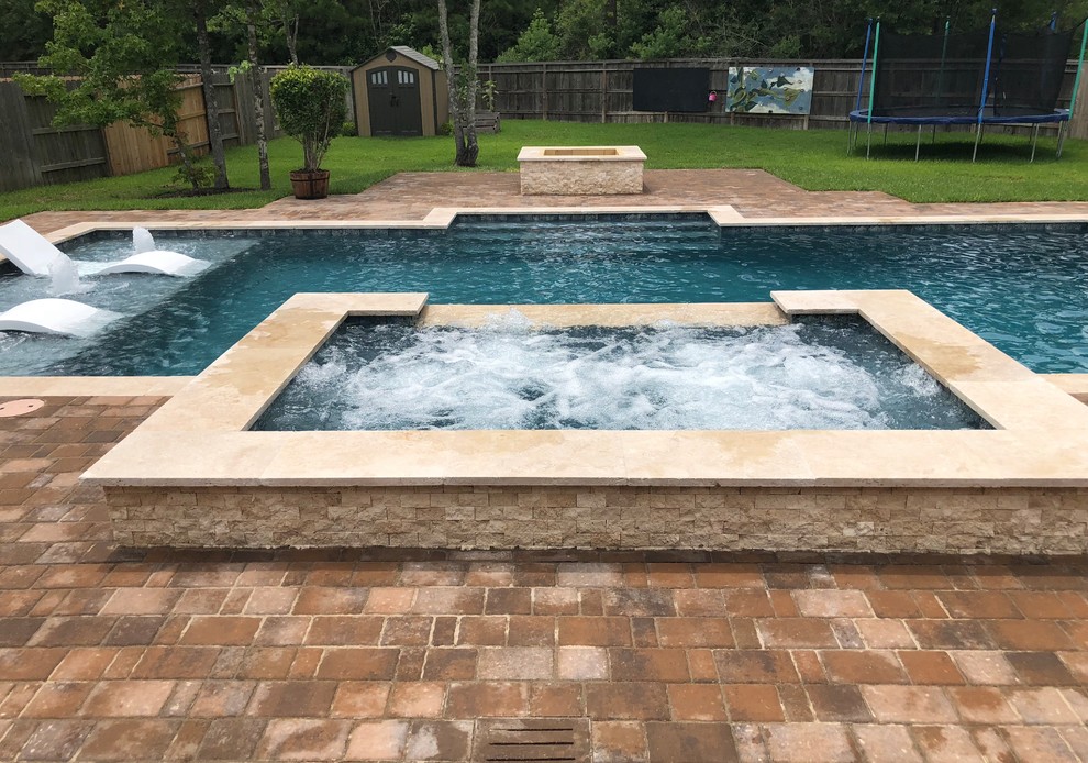 Idee per una piscina monocorsia chic rettangolare di medie dimensioni e dietro casa con una vasca idromassaggio e pavimentazioni in mattoni
