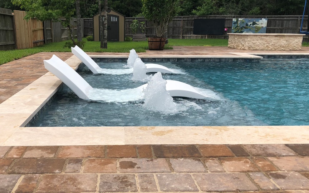 Diseño de piscinas y jacuzzis alargados clásicos de tamaño medio rectangulares en patio trasero con adoquines de ladrillo