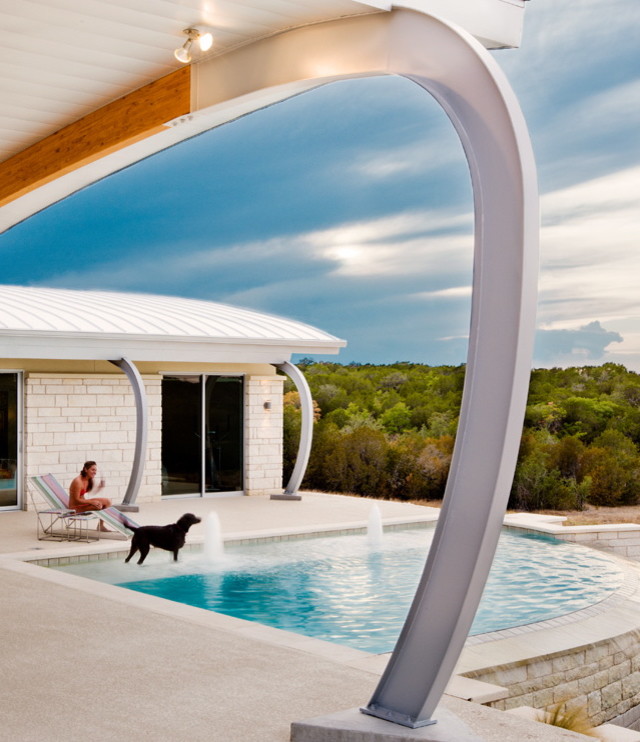 Foto di una piccola piscina a sfioro infinito minimalista personalizzata dietro casa con lastre di cemento