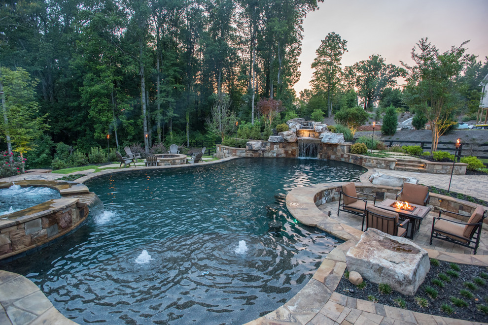 Foto de piscinas y jacuzzis naturales tropicales extra grandes a medida en patio trasero con adoquines de piedra natural