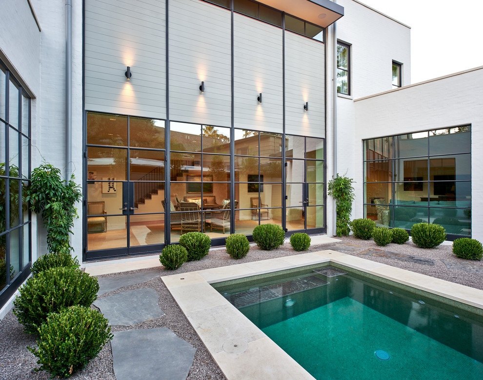 Imagen de piscinas y jacuzzis alargados actuales pequeños rectangulares en patio trasero con gravilla