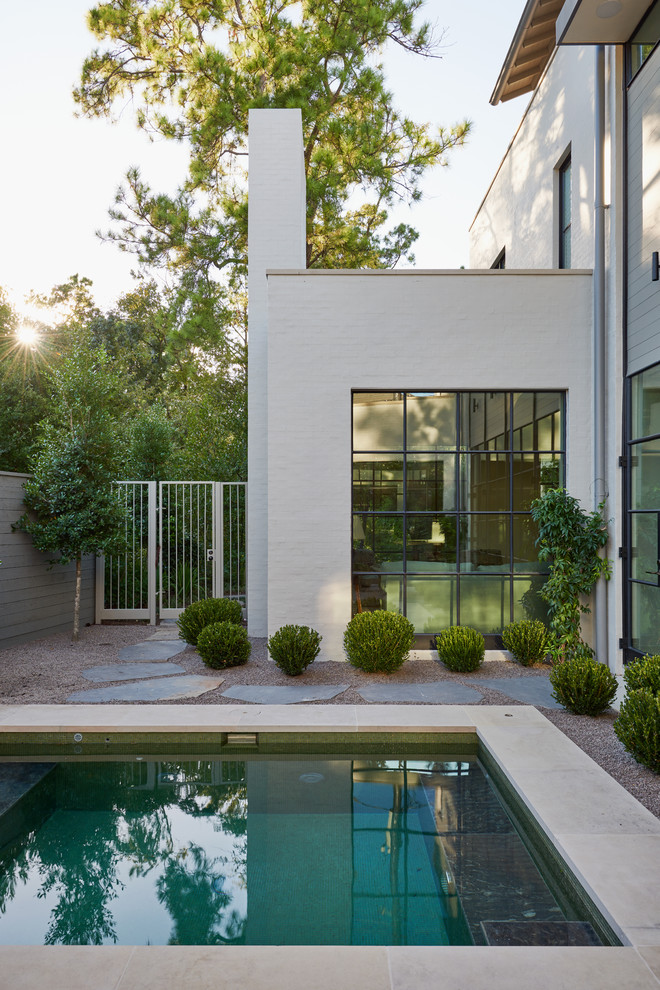 Стильный дизайн: маленький прямоугольный бассейн на заднем дворе в современном стиле с джакузи и покрытием из гравия для на участке и в саду - последний тренд