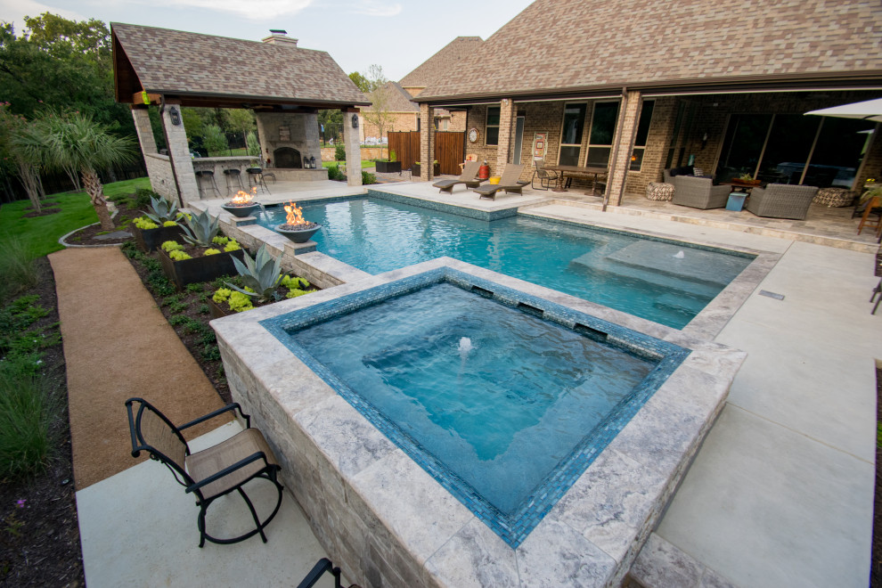 Foto di una piscina monocorsia tradizionale personalizzata di medie dimensioni e dietro casa con fontane e pavimentazioni in pietra naturale