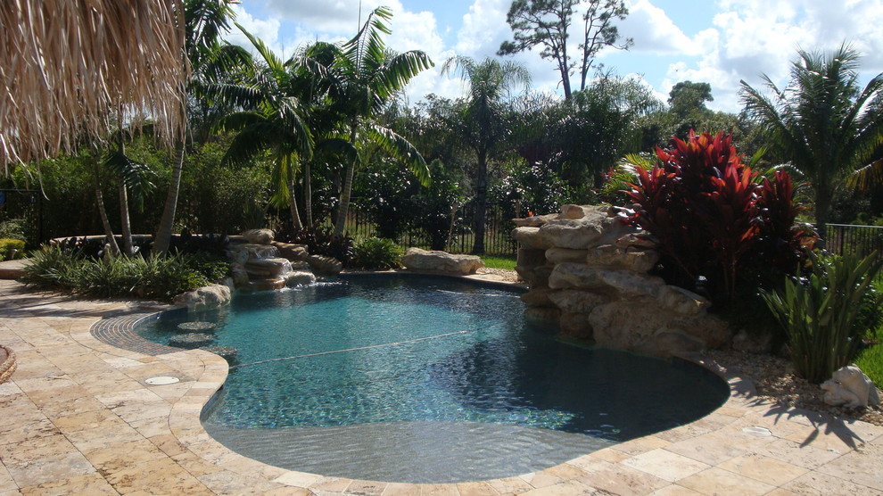 Großer Schwimmteich hinter dem Haus in individueller Form mit Wasserspiel in Miami