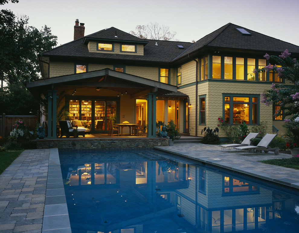 Immagine di una piscina american style rettangolare dietro casa con pavimentazioni in mattoni