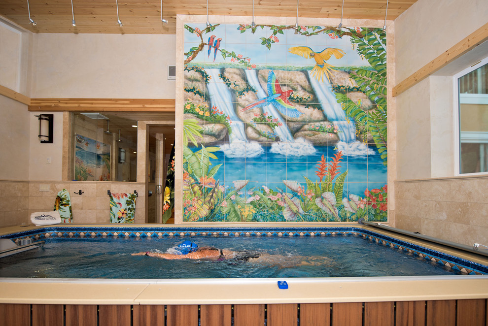 Foto di una grande piscina coperta monocorsia stile americano rettangolare con una dépendance a bordo piscina e pedane