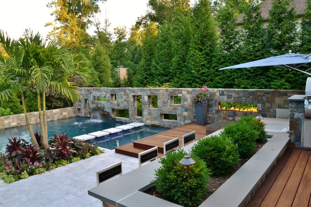 Стильный дизайн: угловой бассейн среднего размера на заднем дворе в морском стиле с покрытием из плитки - последний тренд