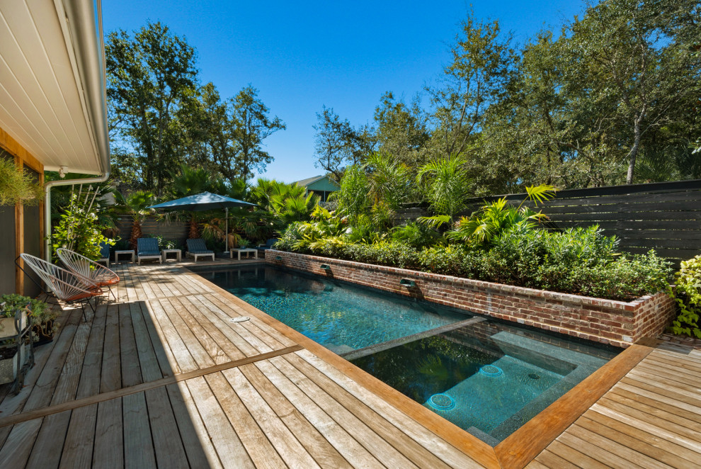 Immagine di una piccola piscina tropicale rettangolare nel cortile laterale con pedane