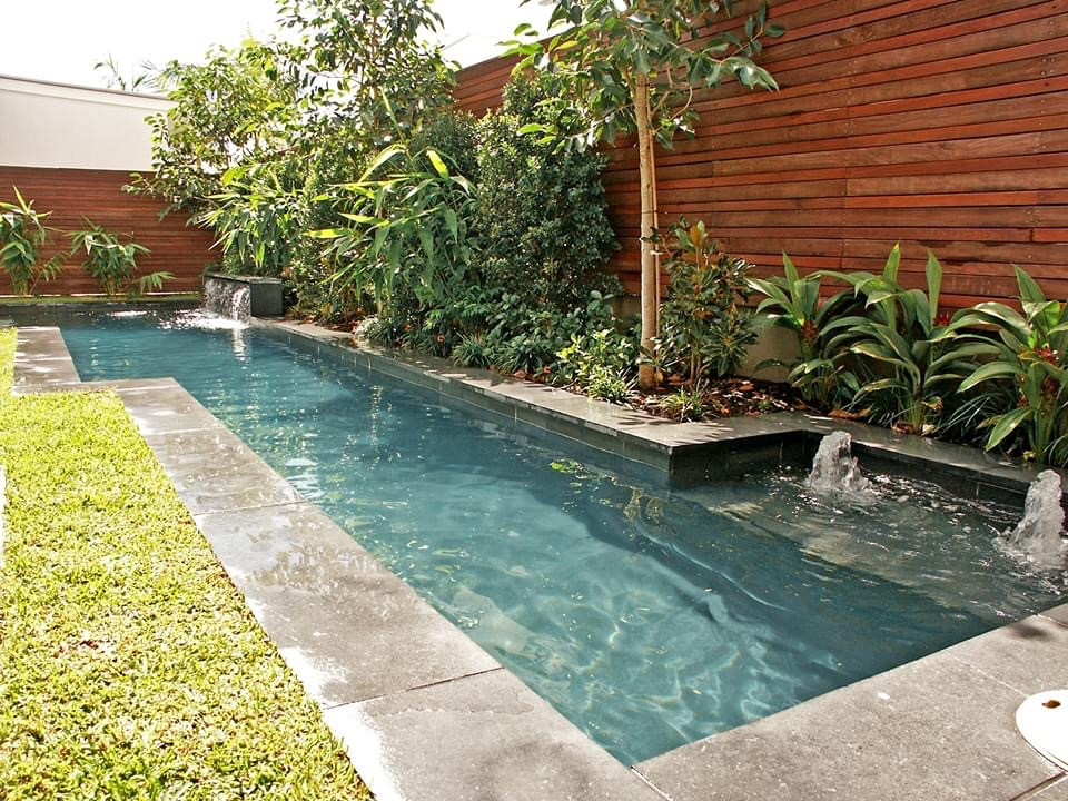 Ispirazione per una piscina tropicale personalizzata di medie dimensioni e dietro casa con paesaggistica bordo piscina