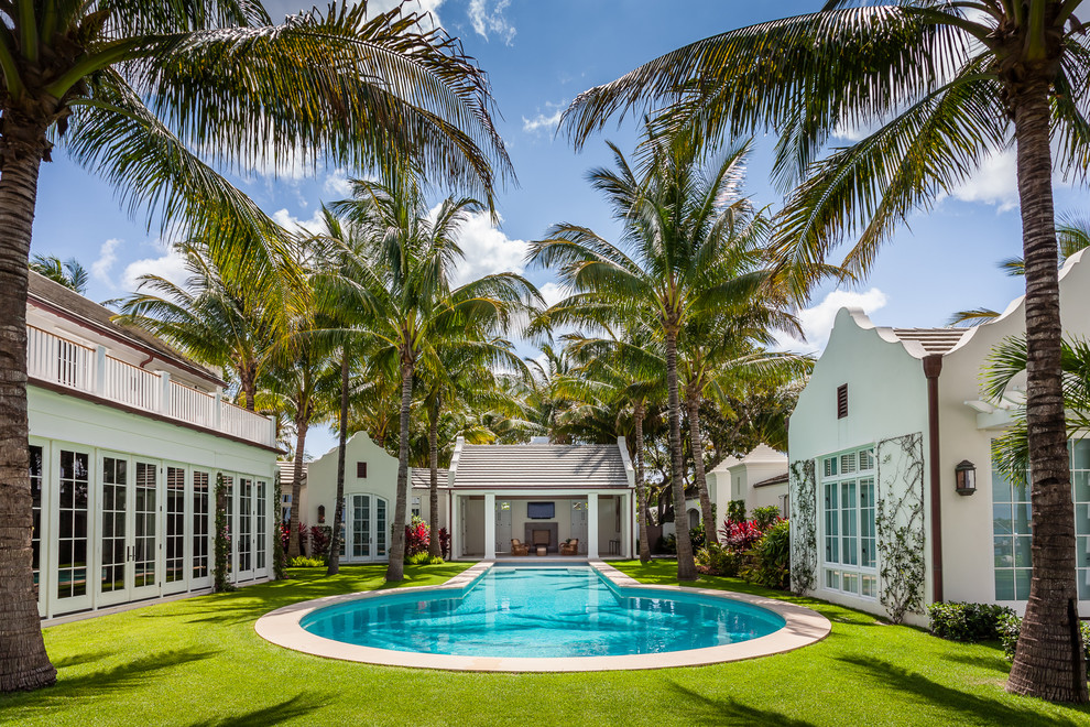 Imagen de casa de la piscina y piscina tropical a medida en patio