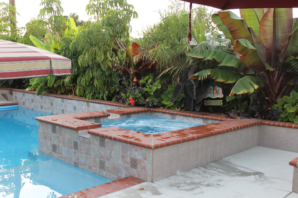 Imagen de piscinas y jacuzzis costeros de tamaño medio a medida en patio trasero con adoquines de ladrillo