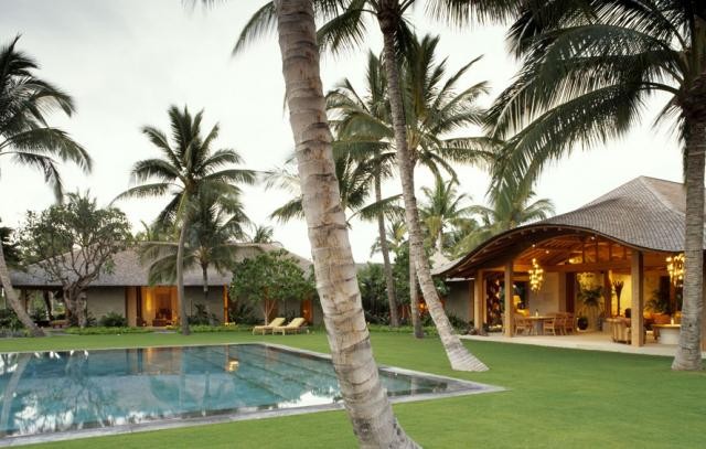 Island style pool photo in Hawaii