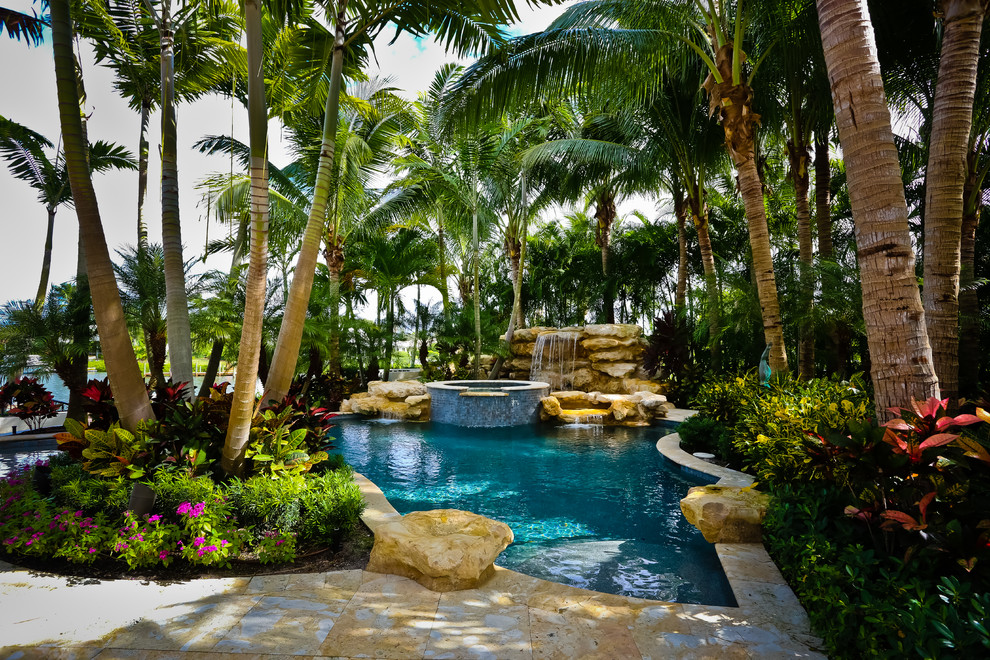 Imagen de piscina con fuente tropical a medida