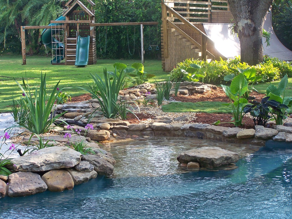 Foto di una piscina naturale tropicale personalizzata
