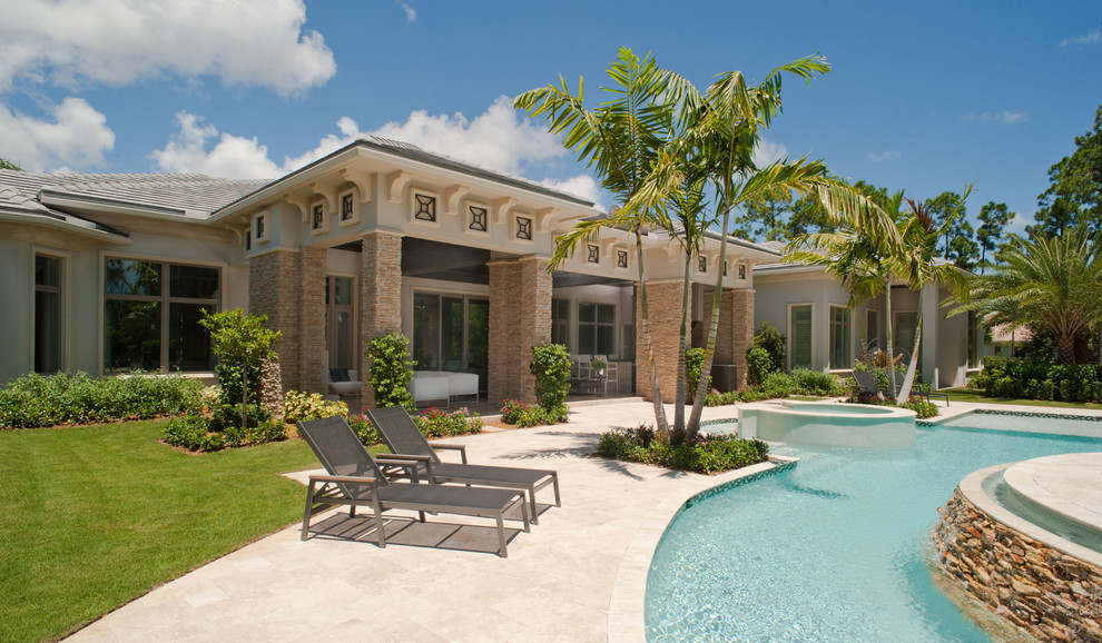 Foto di una piscina tropicale personalizzata dietro casa