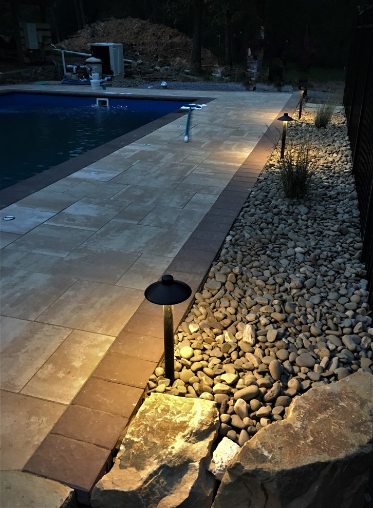 Aménagement d'une piscine arrière contemporaine de taille moyenne et rectangle avec des pavés en béton.