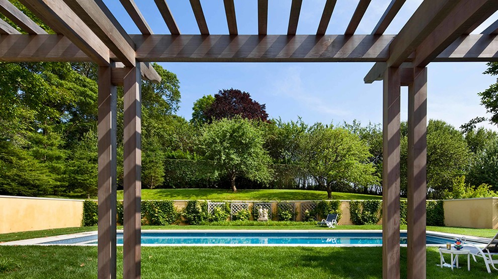 Immagine di una piscina monocorsia mediterranea rettangolare di medie dimensioni e dietro casa con una dépendance a bordo piscina e pavimentazioni in pietra naturale