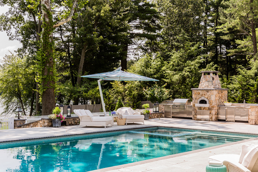 Свежая идея для дизайна: прямоугольный бассейн на заднем дворе в морском стиле с зоной барбекю - отличное фото интерьера