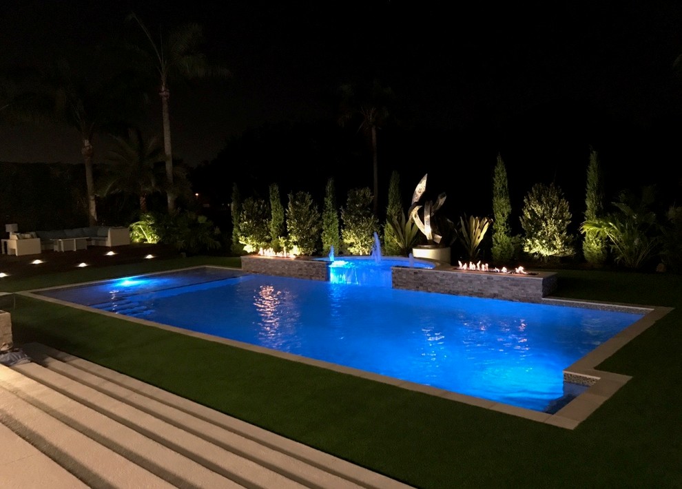 Asiatischer Pool neben dem Haus mit Natursteinplatten in Miami