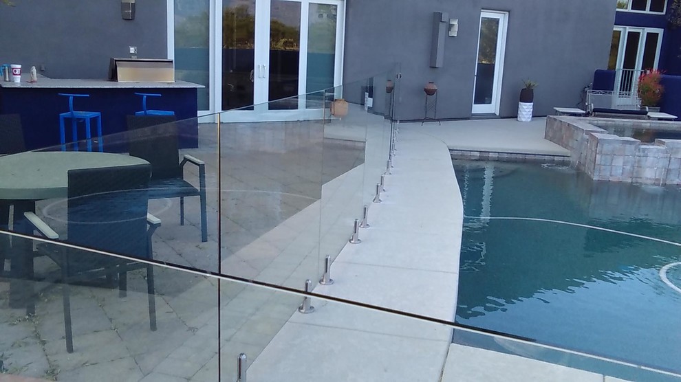 Стильный дизайн: прямоугольный бассейн среднего размера на заднем дворе в современном стиле с джакузи и покрытием из бетонных плит - последний тренд