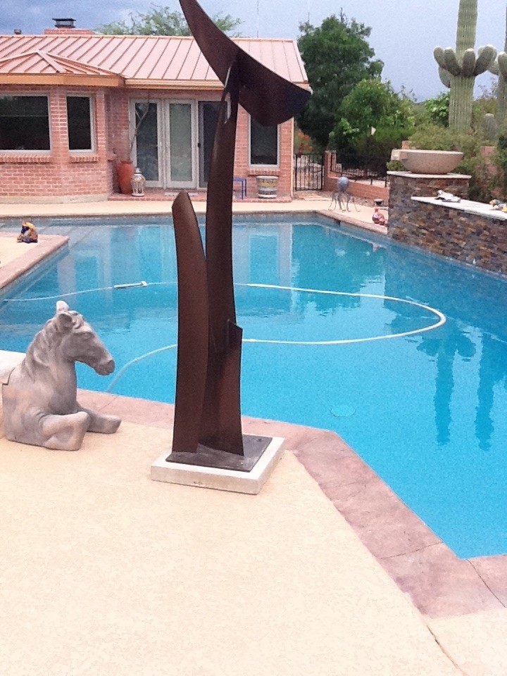Idées déco pour une piscine arrière méditerranéenne en L de taille moyenne avec un point d'eau et du carrelage.
