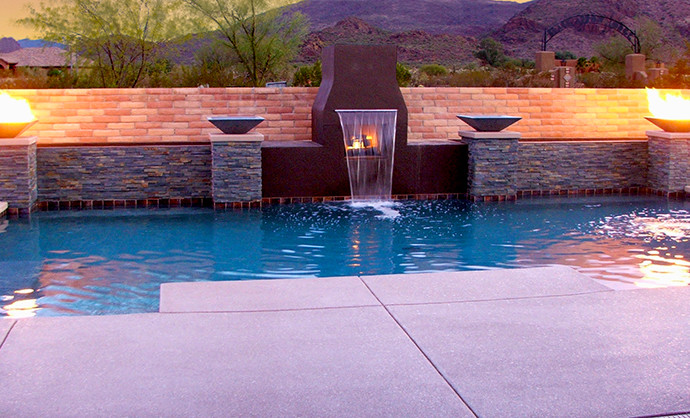 フェニックスにあるお手頃価格の中くらいなサンタフェスタイルのおしゃれなプール (噴水、天然石敷き) の写真