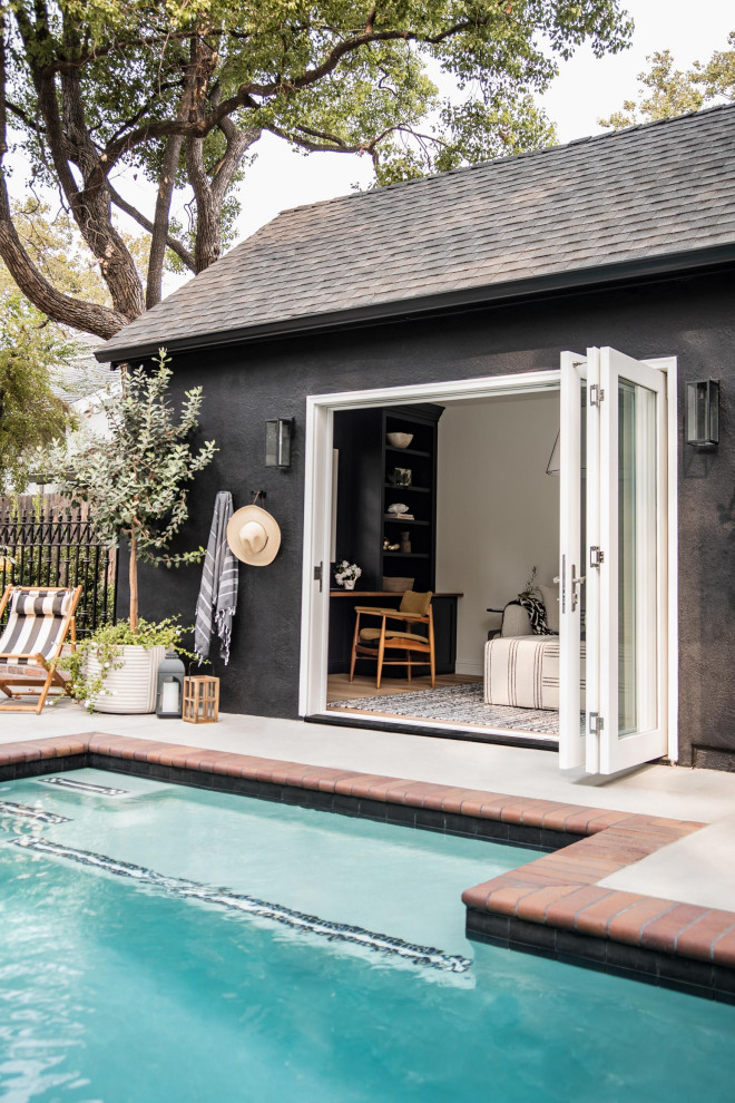 Foto di una piccola piscina personalizzata dietro casa con una dépendance a bordo piscina e pavimentazioni in cemento