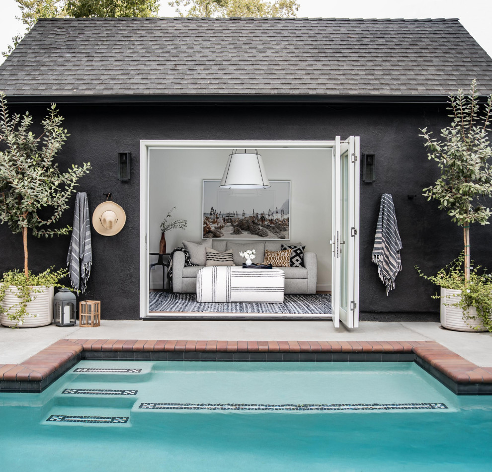 Идея дизайна: маленький бассейн произвольной формы на заднем дворе с домиком у бассейна и мощением тротуарной плиткой для на участке и в саду