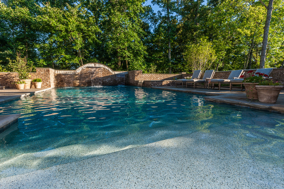 Foto de piscina con fuente alargada clásica de tamaño medio rectangular en patio trasero