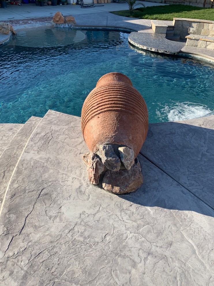 Tulare pool with Pcc2000prism matrix interior and swim up bar Piscine Autres périmètres