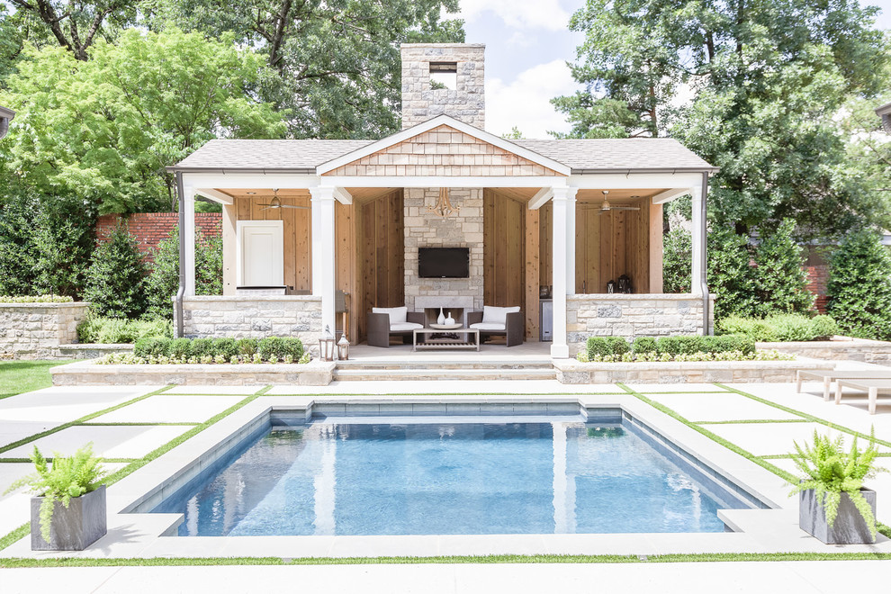 Источник вдохновения для домашнего уюта: большой бассейн произвольной формы на заднем дворе в классическом стиле с домиком у бассейна