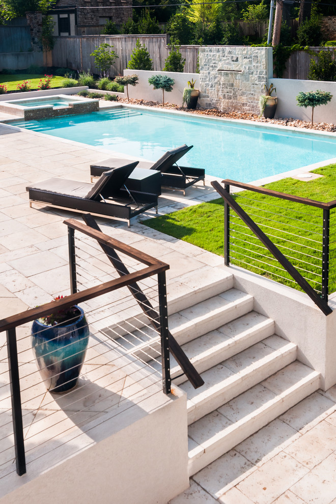 Diseño de piscinas y jacuzzis alargados actuales grandes rectangulares en patio trasero con adoquines de hormigón