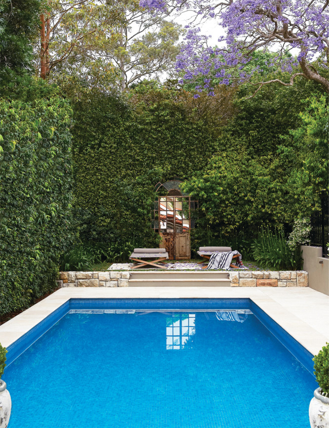 Immagine di una piscina tradizionale rettangolare di medie dimensioni e dietro casa con pavimentazioni in pietra naturale