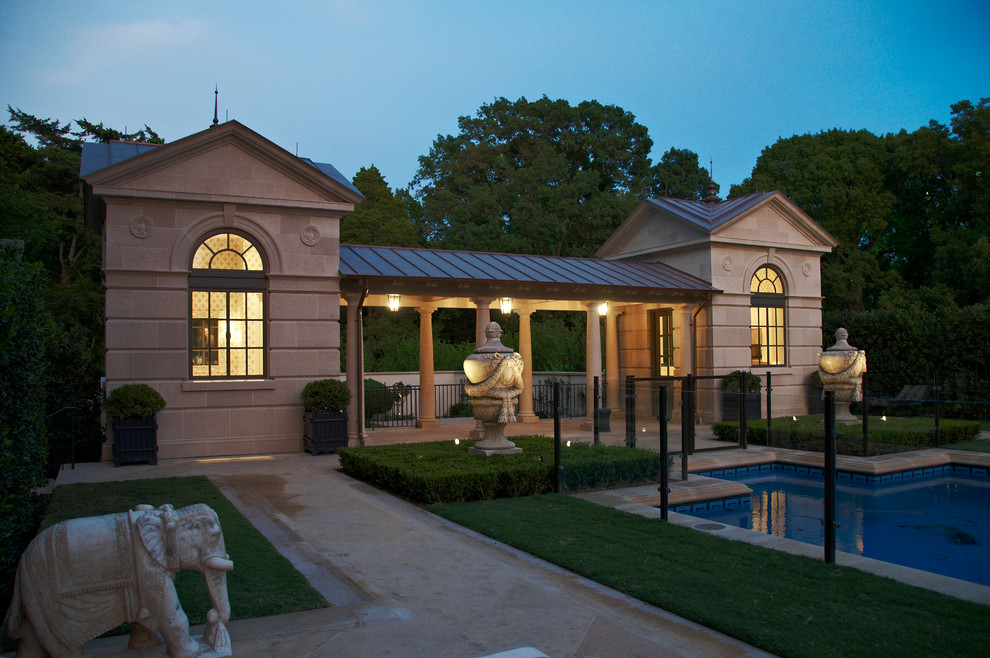 Klassischer Pool hinter dem Haus in rechteckiger Form in Dallas