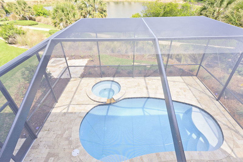 Idee per una piscina coperta costiera a "C" di medie dimensioni con una vasca idromassaggio e pavimentazioni in pietra naturale