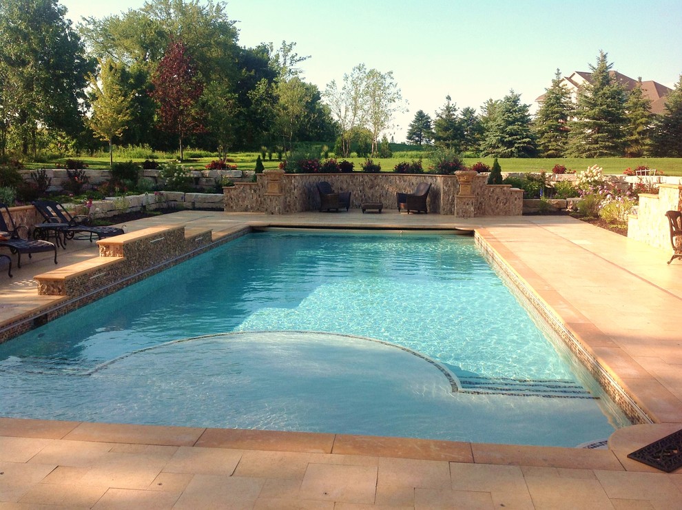 Diseño de piscina mediterránea grande rectangular en patio trasero con suelo de baldosas