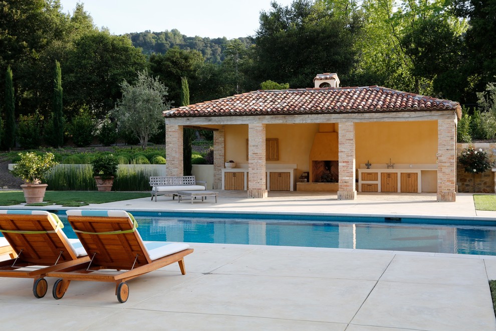 Источник вдохновения для домашнего уюта: бассейн в средиземноморском стиле