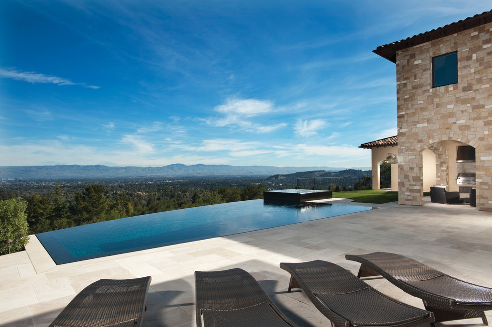 Großer Mediterraner Infinity-Pool hinter dem Haus in rechteckiger Form mit Betonboden in San Francisco