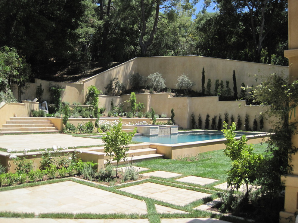 Idée de décoration pour une piscine méditerranéenne.