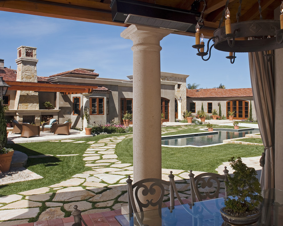 Inspiration för en medelhavsstil anpassad pool, med poolhus och naturstensplattor