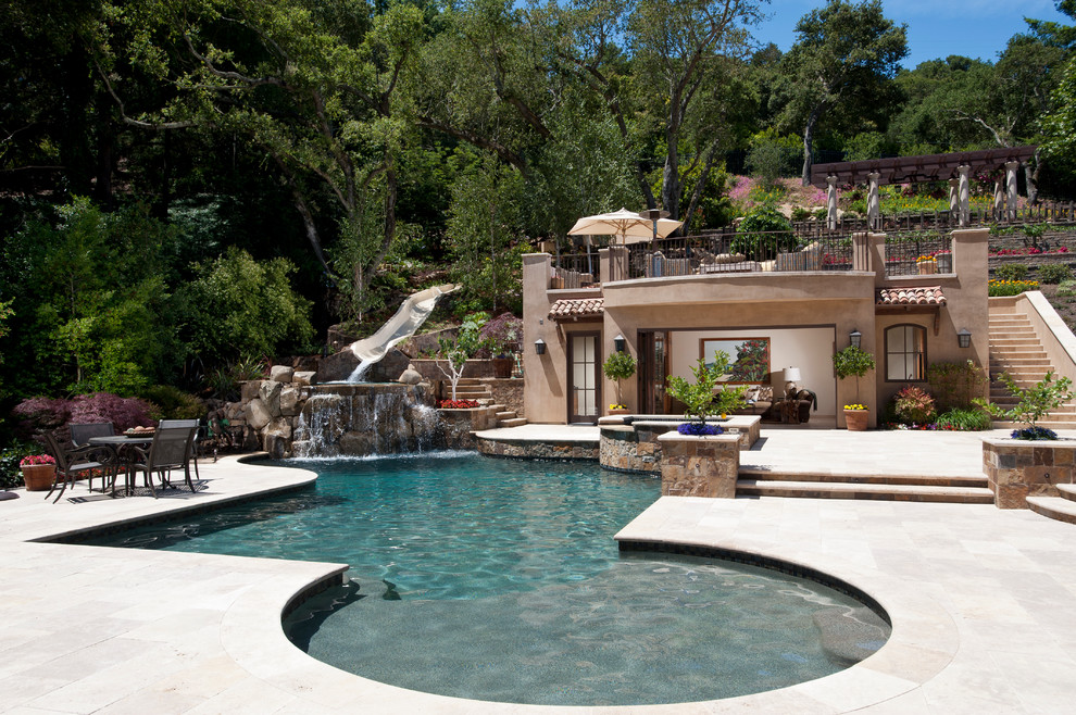 Пример оригинального дизайна: бассейн на заднем дворе в средиземноморском стиле с домиком у бассейна