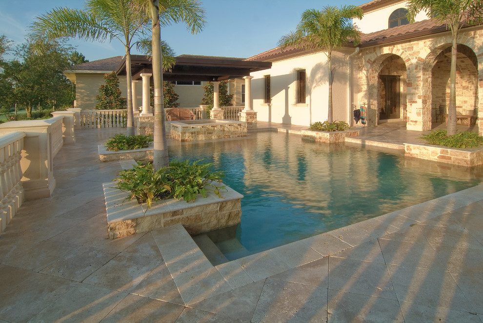 Идея дизайна: бассейн среднего размера, произвольной формы на заднем дворе в средиземноморском стиле с покрытием из каменной брусчатки
