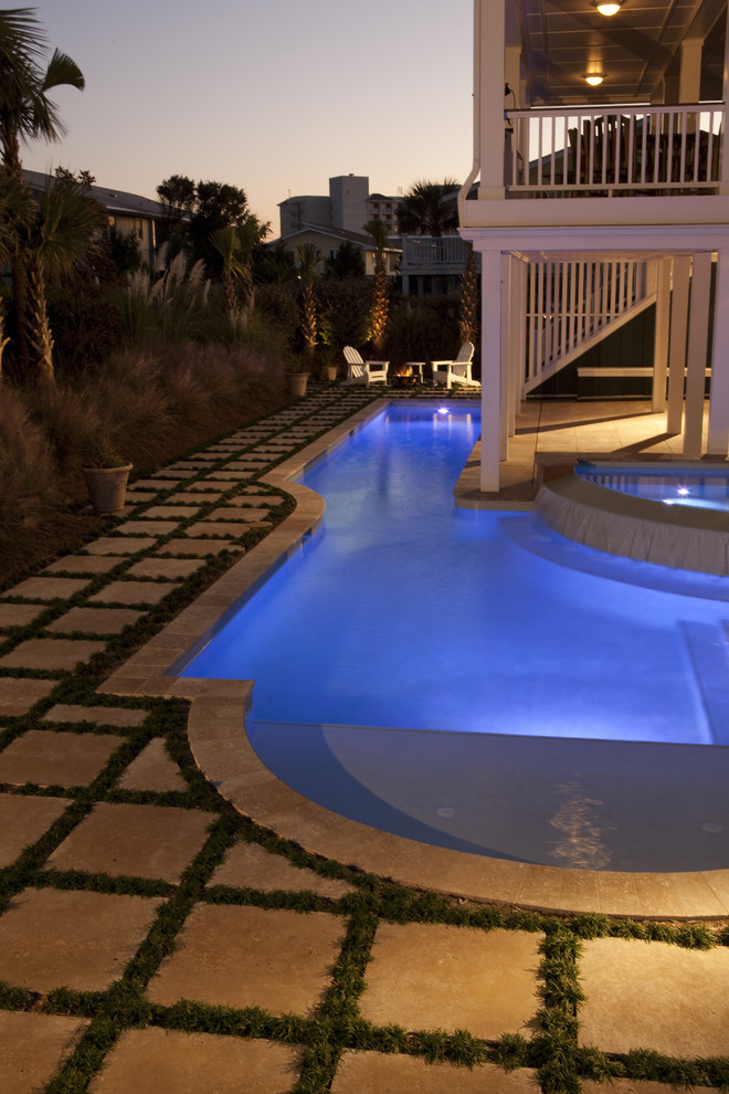 Ispirazione per una piscina minimalista personalizzata con pavimentazioni in pietra naturale