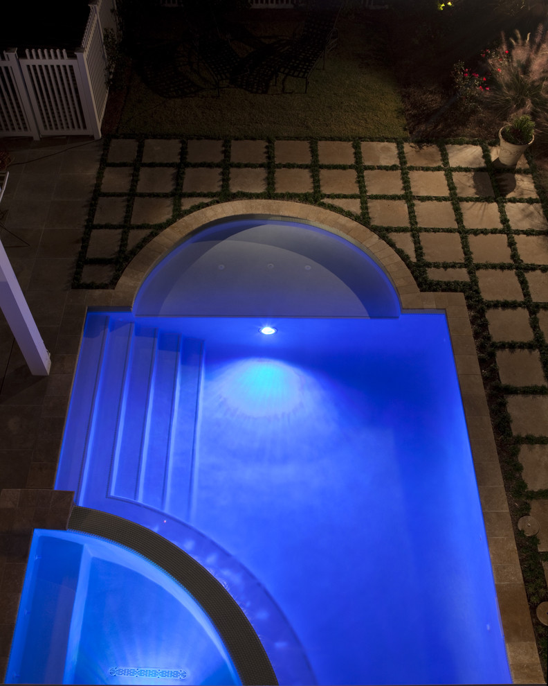 Idées déco pour une piscine moderne sur mesure avec des pavés en pierre naturelle.