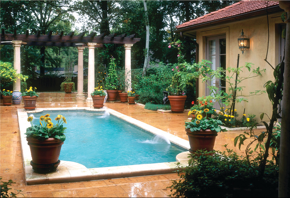 Modelo de piscina con fuente natural mediterránea grande rectangular en patio con adoquines de piedra natural