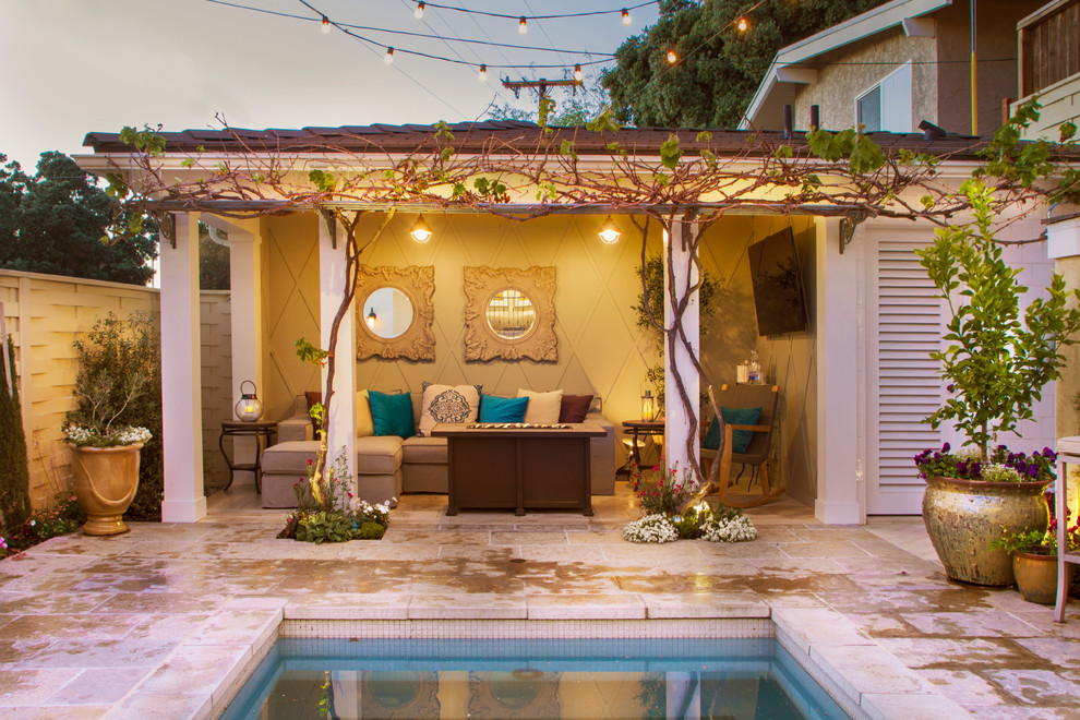 Foto de casa de la piscina y piscina alargada mediterránea rectangular en patio trasero con adoquines de piedra natural